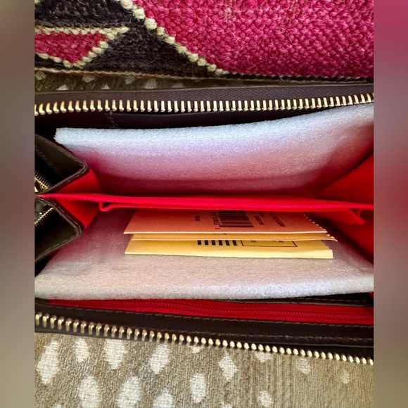 DOONEY & BOURKE New York Yankees
Brown Cognac Wristlet Clutch - NWT - Picture 6 of 7